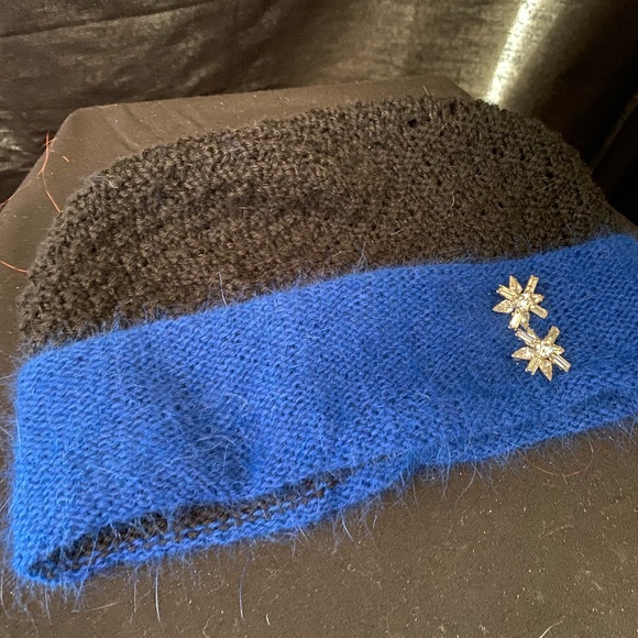 Hand knit black merino wool and blue angora wool hat with vintage pins - Picture 3 of 4